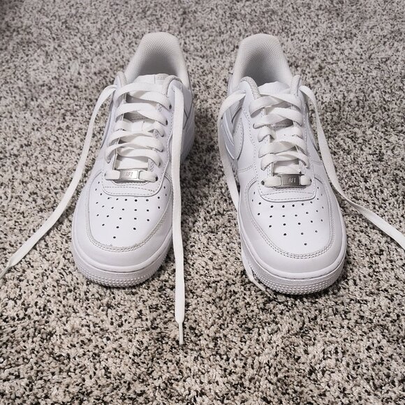 Nike Air Force 1 '07 LE Low Women's Size 7 - Picture 1 of 8